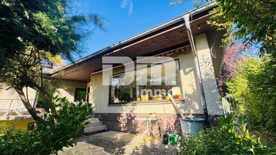 Solides Einfamilienhaus mit großzügigem Flächenangebot auf weitläufigem Traumgrundstück - Rückansicht / Terrasse 2 / Freisitz